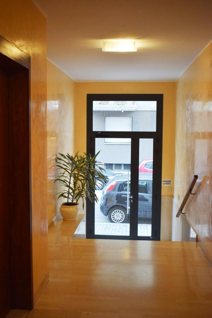 244-IVR Udine, zona teatro Nuovo vendiamo ampio bicamere con studio.
 - Immagine copertina